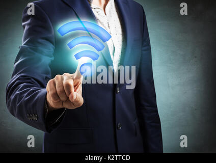 Geschäftsmann berührte big Virtual wifi Symbol. Stockfoto