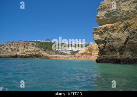 Strand von Benagil von einem Boot aus gesehen Stockfoto