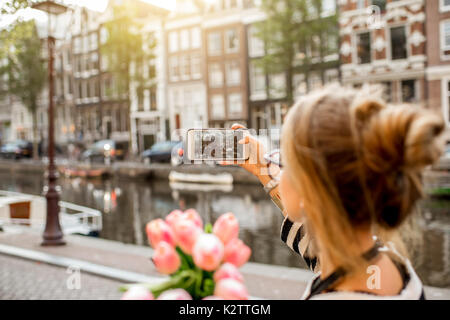 Frau fotografieren in Amsterdam City Stockfoto