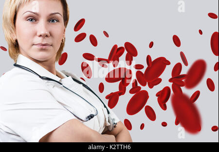 Frau Doktor mit Erythrozyten im Blut. Stockfoto