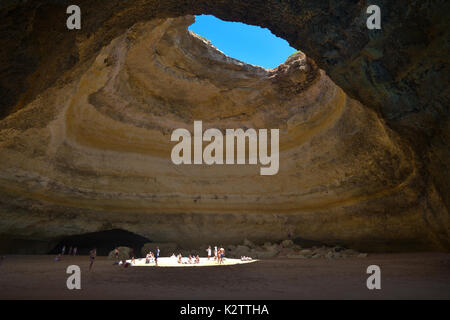 Benagil Höhle Boot Tour. Berühmte Sehenswürdigkeiten der Algarve Stockfoto