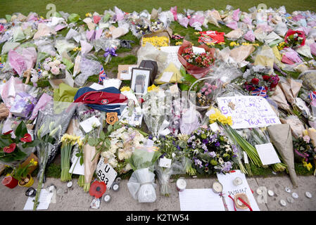 Foto muss Gutgeschrieben © Alpha Presse 079965 29/03/2017 Mitglieder der Öffentlichkeit legen Blumen im Parlament Platz der Opfer des Westminster terroristischen Angriffs in der vergangenen Woche in London zu erinnern. Stockfoto