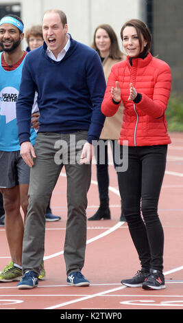 Foto muss Gutgeschrieben © Alpha Presse 078237 05/02/2017 Kate Herzogin von Cambridge Catherine Katherine Middleton und Prinz William Herzog von Cambridge mit Sean Fletcher bei einem Besuch in Team Köpfe zusammen London Marathon Training Tag im Queen Elizabeth Olympic Park in Stratford, East London. Stockfoto