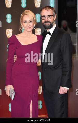 Foto muss Gutgeschrieben © Alpha Presse 079965 12.02.2017, JK Rowling und Mann Neil Murray EE Bafta British Academy Film Awards 2017 in der Royal Albert Hall in London Stockfoto