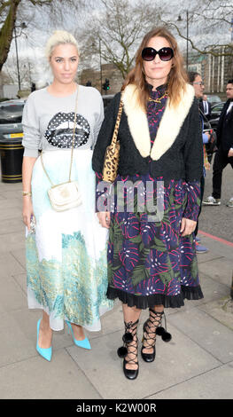 Foto muss Gutgeschrieben © Alpha Presse 078237 20/02/2017 Amber Le Bon und Yasmin Le Bon an Christopher Kane Fashion Show bei der Londoner Fashion Week Herbst Winter 2017 in London. Stockfoto