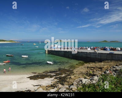 Tagesausflügler auf New Quay, höhere Stadt, St Martin's, Isles of Scilly. Stockfoto