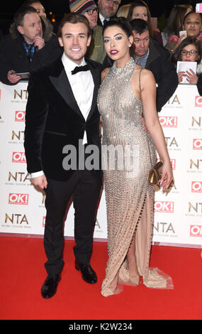 Foto muss Gutgeschrieben © Alpha Presse 079965 25/01/2017 Cara de La Hoyde und Nathan Massey National Television TV Awards NTAs 2017 in der O2 London Stockfoto