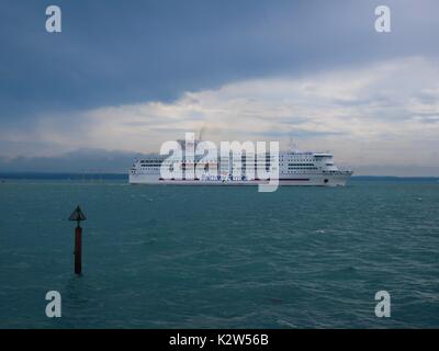 Brittany Ferries Schiff der Pont-Aven von Southsea gesehen, auf dem Solent nähern Dock in Portsmouth Hafen. Hampshire, UK. Stockfoto