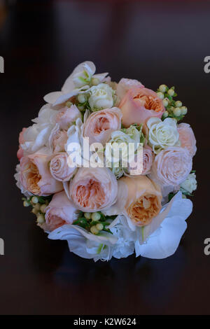 Vertikaler glamouröse Hochzeit Bouquet mit Pfingstrosen und Rosen Stockfoto