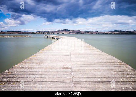 Holz- Dock auf den Lago di Chiusi in der Toskana in Italien Stockfoto