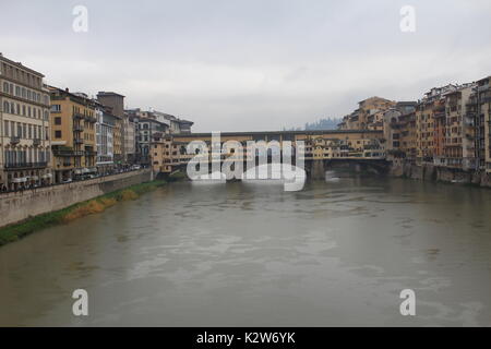 Alte Brücke, mittelalterliche Stein geschlossen - brüstungs Segmentbogen Brücke über den Fluss Arno in Florenz Stockfoto