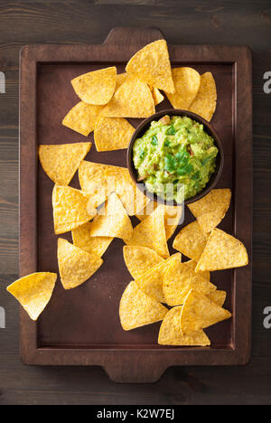 Mexikanische guacamole Dip und nachos Tortilla Chips Stockfoto