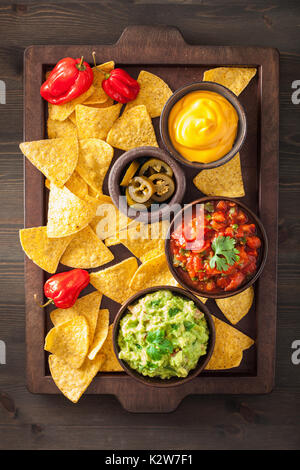 Mexikanische nachos Tortillachips mit Guacamole, Salsa und Käse dip Stockfoto