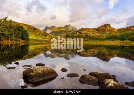 Spiegel - wie am frühen Morgen Reflexionen der langdales in blea Tarn Stockfoto