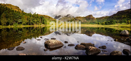 Spiegel - wie Reflexionen der langdales in blea Tarn Stockfoto