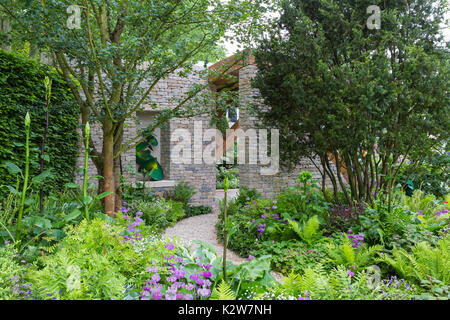 Die Morgan Stanley Garten, Designer Chris Beardshaw. Silber-vergoldete Medaille Sieger. Der Publikumspreis. Skulptur - Craig Schaffer. Stockfoto