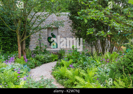 Die Morgan Stanley Garten, Designer Chris Beardshaw. Silber-vergoldete Medaille Sieger. Der Publikumspreis. Skulptur - Craig Schaffer. Stockfoto