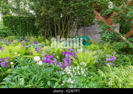 Die Morgan Stanley Garten, Designer Chris Beardshaw. Silber-vergoldete Medaille Sieger. Der Publikumspreis. Skulptur - Craig Schaffer. Stockfoto