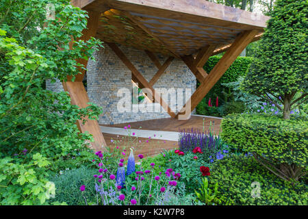 Die Morgan Stanley Garten, Designer Chris Beardshaw. Silber-vergoldete Medaille Sieger. Der Publikumspreis. Skulptur - Craig Schaffer. Stockfoto