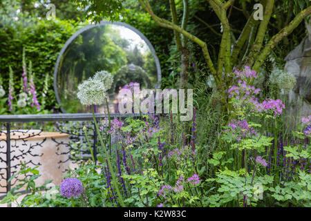 Die cwgc Centenary Garten, Designer David Domoney. Silbermedaille Stockfoto