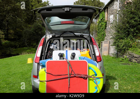 Auto packte und bereit, rural Carmarthenshire auf August Sommerurlaub Urlaub an der walisischen Küste West Wales Pembrokeshire UK KATHY DEWITT zu verlassen Stockfoto