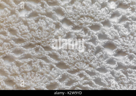 Weiß handmade Spitze Tischdecke Textur auf weißem Hintergrund. Stockfoto