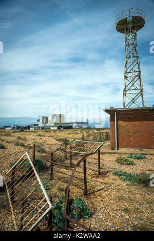 Strange Tower und Gebäude in Dungeness, Kent, Großbritannien Stockfoto