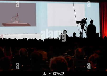 Fernsehen Pressekonferenz Produktion Kameramann und Masse Silhouette. Freistellungspfad Stockfoto