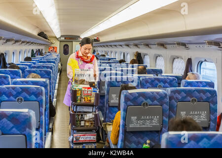 KYOTO, Japan - 21. NOVEMBER: Hikari Shinkansen von Kyoto, Japan am 21. November 2013. Speisen und Getränke sind an Bord, von Japanischen offiziellen Anbieter w verkauft Stockfoto