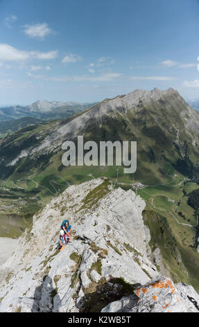 Zwei Menschen klettern auf Arete ein Marion in die Aravis-bergkette, Frankreich Stockfoto