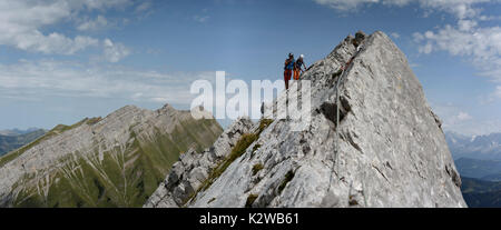 Zwei Menschen klettern auf Arete ein Marion in die Aravis-bergkette, Frankreich Stockfoto