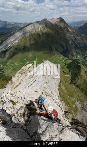 Zwei Menschen klettern auf Arete ein Marion in die Aravis-bergkette, Frankreich Stockfoto