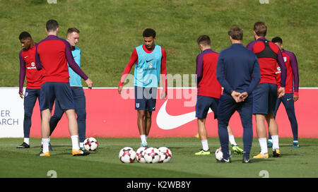 England's Dele Alli (Mitte) während einer Schulung in St. George's Park, Burton. Stockfoto