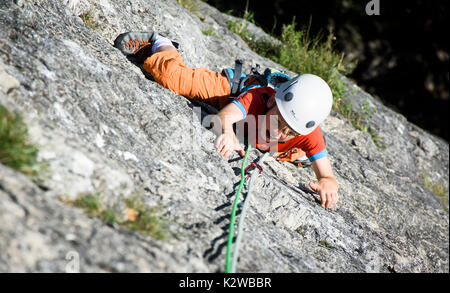 Zwei Menschen klettern auf Arete ein Marion in die Aravis-bergkette, Frankreich Stockfoto