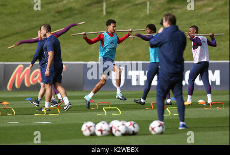 England's Dele Alli (Mitte) während einer Schulung in St. George's Park, Burton. Stockfoto