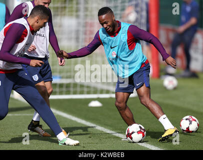 England's Raheem Sterling (rechts) während einer Schulung in St. George's Park, Burton. Stockfoto