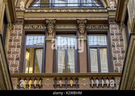 Die kunstvoll bemalten und verzierten Fassaden der Galleria Sciarra, Jugendstil, Rom, Latium. Italien, Juni 2017 Stockfoto