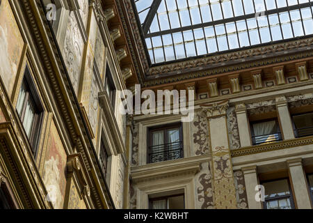 Die kunstvoll bemalten und verzierten Fassaden der Galleria Sciarra, Jugendstil, Rom. Latium. Italien, Juni 2017 Stockfoto