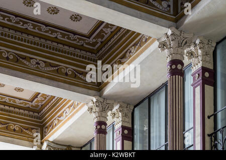 Die kunstvoll bemalten und verzierten Fassaden der Galleria sciarra. Jugendstil, Rom, Italien, Juni 2017 Stockfoto