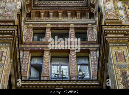 Die kunstvoll bemalten und verzierten Fassaden der Galleria Sciarra. Jugendstil, Rom. Latium. Italien, Juni 2017 Stockfoto