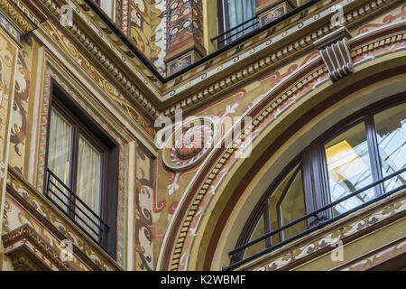 Die kunstvoll bemalten und verzierten Fassaden der Palazzo Galleria Sciarra, Jugendstil, Rom, Latium. Italien. Juni 2017 Stockfoto