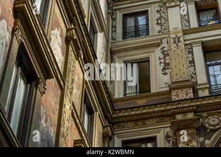 Die kunstvoll bemalten und verzierten Fassaden der Palazzo Sciarra Galleria Sciarra, Jugendstil, Rom, Latium. Italien, Juni 2017 Stockfoto