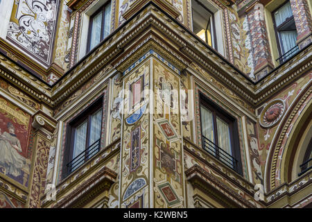 Die kunstvoll bemalten und verzierten Fassaden der Palazzo Sciarra Galleria Sciarra. Jugendstil, Rom. Latium. Italien, Juni 2017 Stockfoto