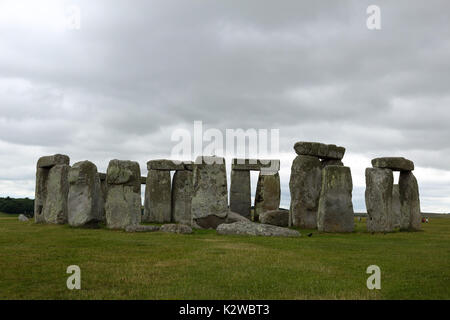 Stonehenge auf der trübe Sommer Tag, mit Menschen und eine Krähe. Amesbury, Großbritannien. Stockfoto