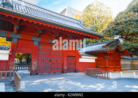 TOKYO, Japan - 28. NOVEMBER 2015: Akamon (rotes Tor) an der Universität Tokyo, hongo Campus 1827 Das Tor, das Restaurierung 1961 durchmachte und r Stockfoto