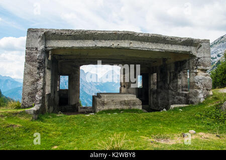 Bunker aus dem ersten Weltkrieg auf der Spitze des höchsten Berges Pass Vrsic in Slowenien Stockfoto