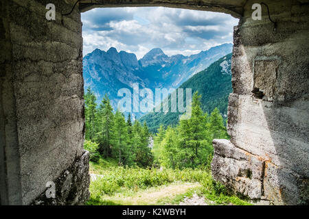 Bunker aus dem ersten Weltkrieg auf der Spitze des höchsten Berges Pass Vrsic in Slowenien Stockfoto