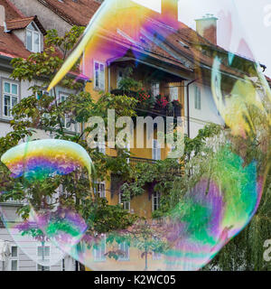 Seifenblasen und alte Häuser in Ljubljana. Stockfoto