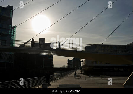 Die Trinity Bridge und Lowry Hotel an den Ufern des Flusses Irwell Stockfoto