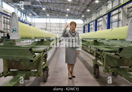 Erster Minister Nicola Sturgeon views Flugzeugflügel Teile an Geist und Raumfahrt in Prestwick hergestellt vor eine Grundsatzrede über Schottland Wirtschaft. Stockfoto